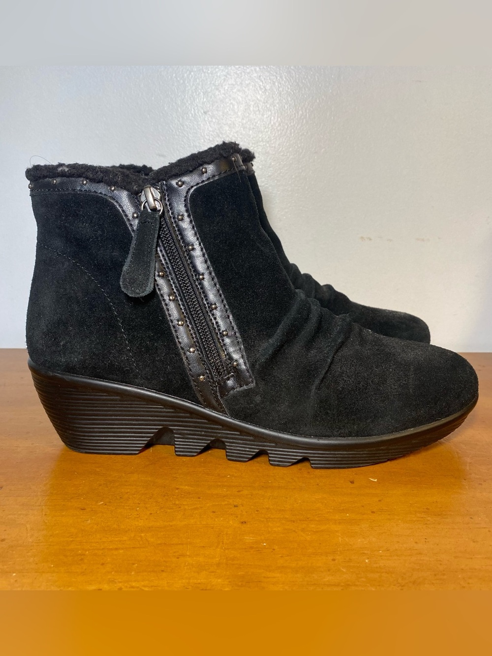 Skechers Women's 8.5 Jumper Sweet Stud Side Zip Sherpa Trim Leather Boots Black